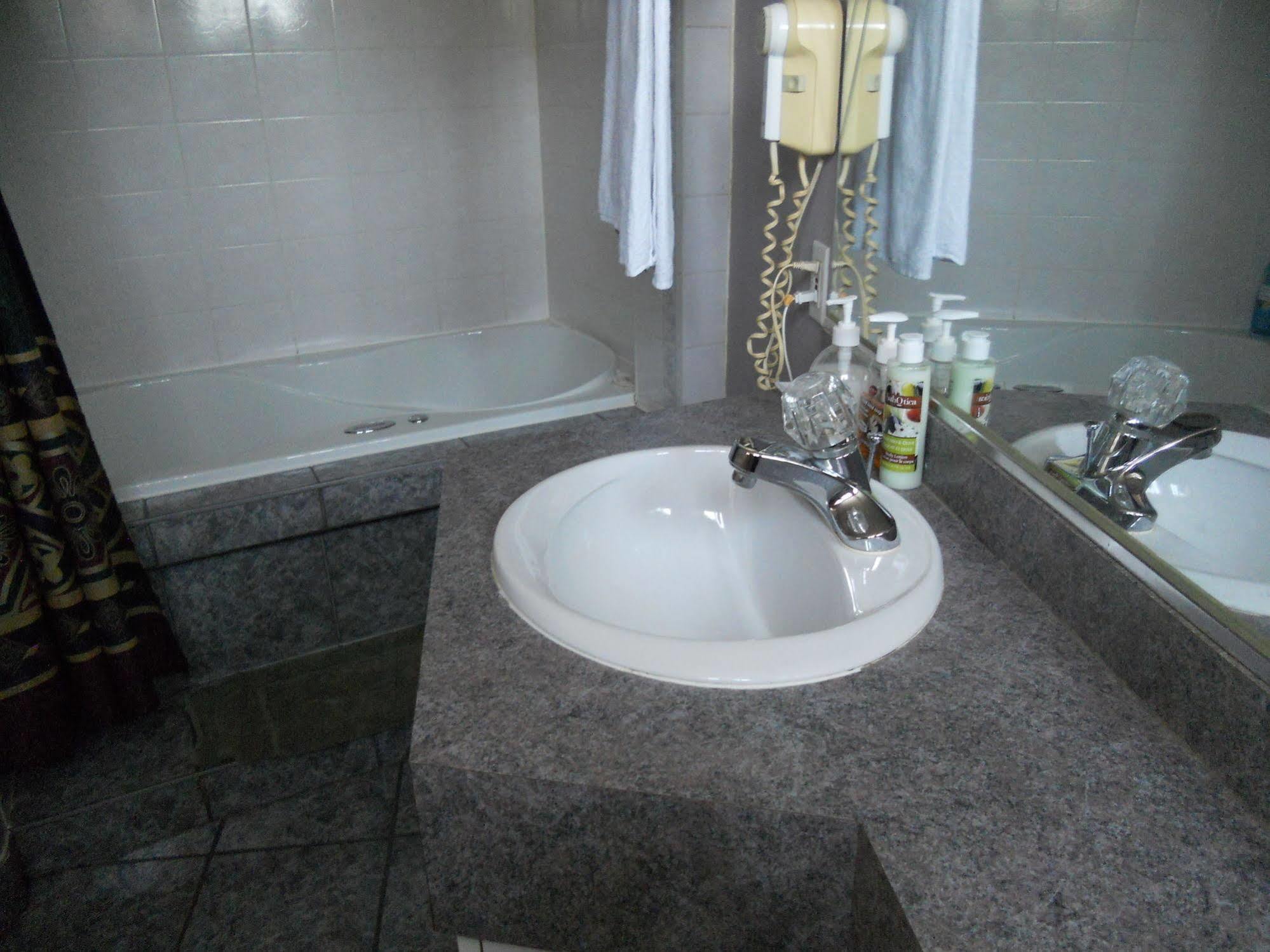 Motel Normandie Louiseville Εξωτερικό φωτογραφία